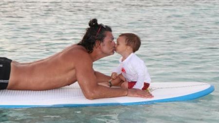 Ricardo Arjona presentó a su hijo en Twitter