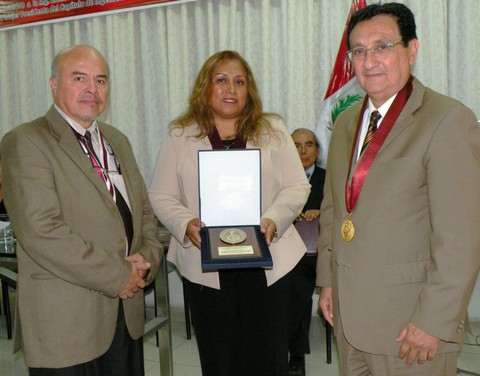 UNI condecora a primera mujer en asumir la Presidencia del Capítulo de Ingenieros de Minas del CIP