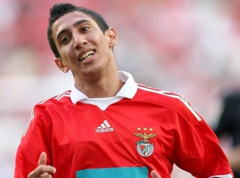 Ángel Di María es observado por el Chelsea