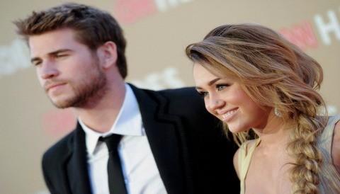 Miley Cyrus y Liam Hemsworth en la fiesta 'Elton John AIDS Foundation' (Foto)