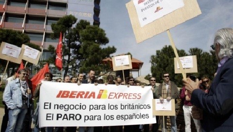 Pilotos de aerolínea Iberia convocan huelga todos los lunes y viernes durante cuatro meses