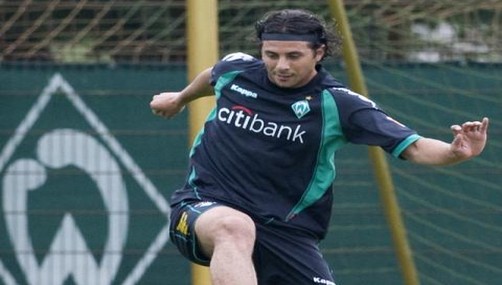 Claudio Pizarro hizo leves trabajos con el Werder Bremen