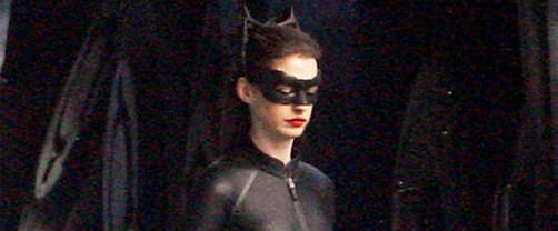 Anne Hathaway ya luce traje de Gatúbela