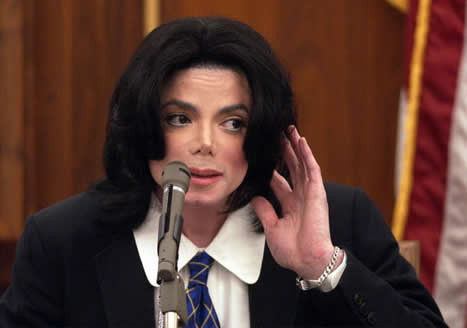 Foto de Michael Jackson muerto es usada en juicio