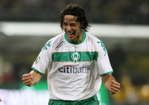 Werder Bremen desea renovarle el contrato a Pizarro hasta el 2013