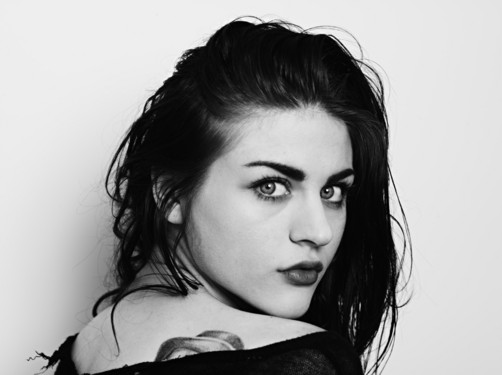 Frances Cobain anuncia su compromiso a través de Facebook