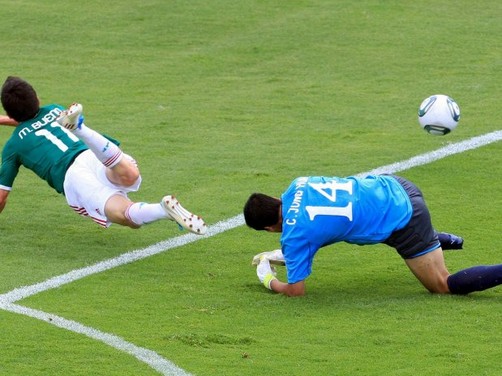 El patadón de Mauro Camoranesi saca chispas en Argentina (Video)