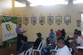 Padre de Walter Oyarce se reune con jóvenes de Bellavista para llevarles mensaje de paz