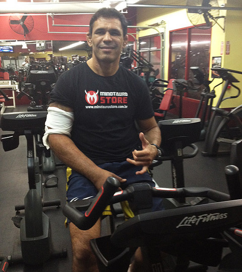 Minotauro Nogueira ya entrena tras operación en el brazo derecho