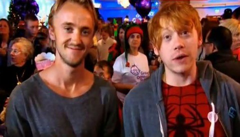 Rupert Grint y Tom Feltron hacen un pedido por Navidad (video)