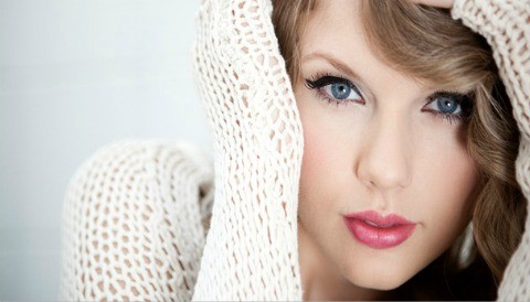 Taylor Swift se entretiene mucho empaquetando los regalos de Navidad