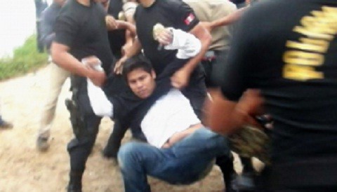 Loreto: Policía de Iquitos se enfrenta a universitarios que piden vacancia de rector de la Unap