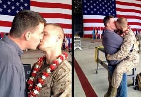 Foto de dos militares besándose genera revuelo en Estados Unidos