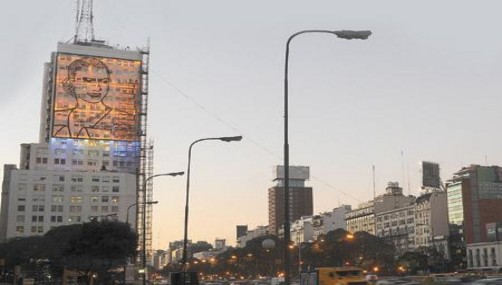 Evita ya cuenta con un enorme retrato en Buenos Aires