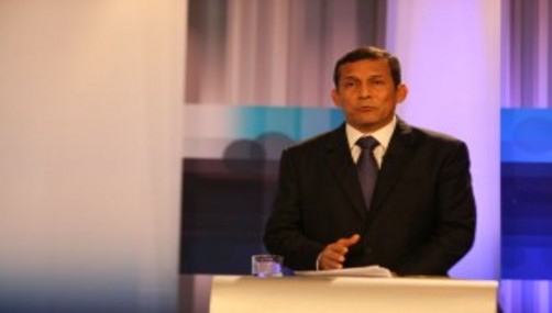 Ollanta Humala recibe banda presidencial vestido de azul