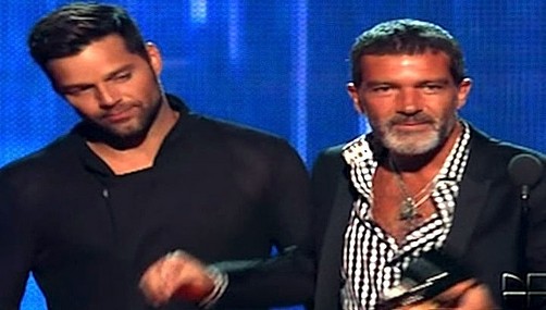 Antonio Banderas le da 'palmadita' a Ricky Martin