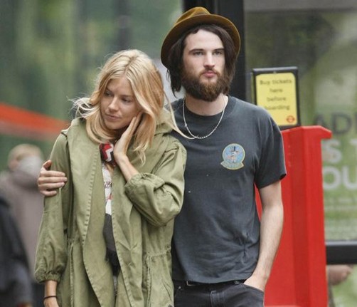 Sienna Miller pasea en Londres con su novio