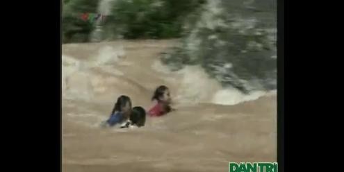 Niños vietnamitas nadan río para asistir a clases
