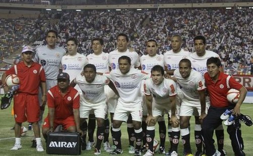 Universitario viajó hoy a Argentina para chocar ante Godoy Cruz