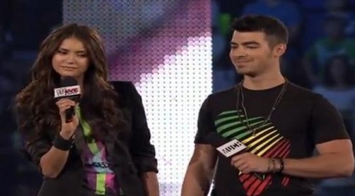 Joe Jonas y Nina Dobrev juntos en 'We Day 2011' (video)