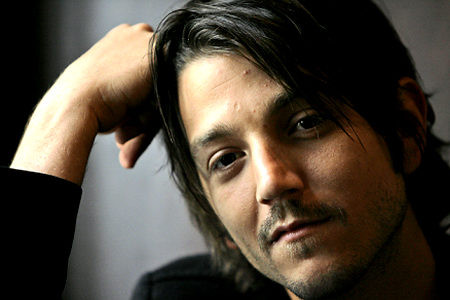 Diego Luna y Gael García muy cariñosos