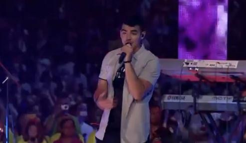 Joe Jonas interpretó 'See No More' en We Day 2011