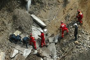 Miraflores: Dos personas quedaron atrapadas por derrumbe de placas de concreto