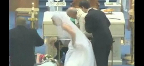 VIDEO: madrina se desmaya y arruina boda