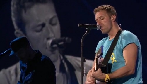 Chris Martin se molestó con fanática que tocó pandereta en su concierto