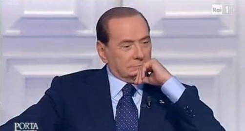 Berlusconi compareció ante la corte de Milán por un presunto caso de soborno