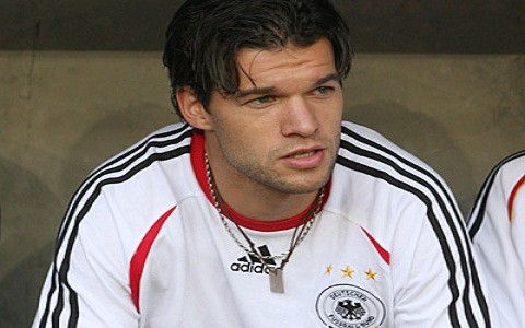 Manchester United resucitaría a Michael Ballack en su mediocampo