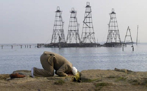 Irán: Precio del barril de petróleo subiría hasta los 150 dólares