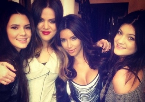 Kim Kardashian mostró sus curvas a los fans en Facebook