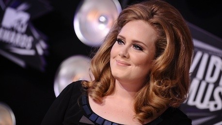 Adele invita a Robbie Williams a su casa encantada
