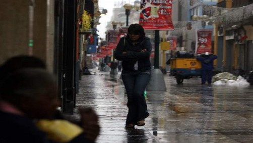 Lima amaneció con lluvia insistente