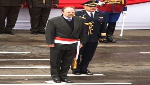 Diversas autoridades políticas se ubican en palco oficial de Desfile Cívico Militar