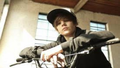 Justin Bieber apoya a Selena Gomez vistiendo polo con su rostro