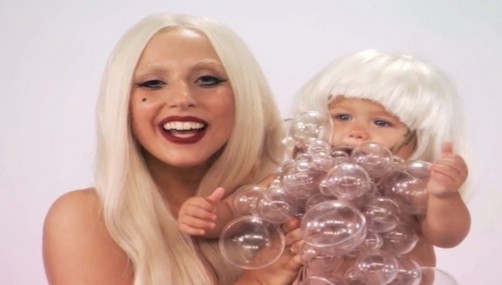 Lady Gaga presentó su línea de ropas para bebé