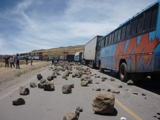 Pobladores tomaron puente Miraflores como medida de protesta