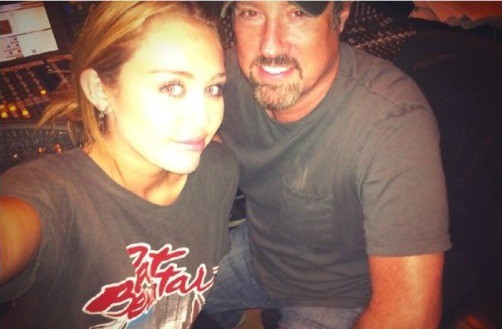Miley Cyrus y John Shanks juntos en el estudio de grabación