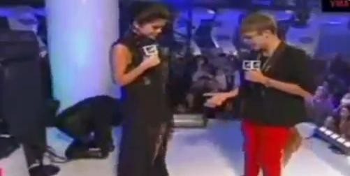 Justin Bieber carga con su serpiente en los MTV VMA's 2011 (video)