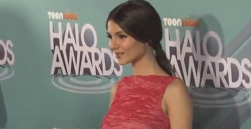 Victoria Justice asiste a los Premios Nickeloden TeenNick HALO