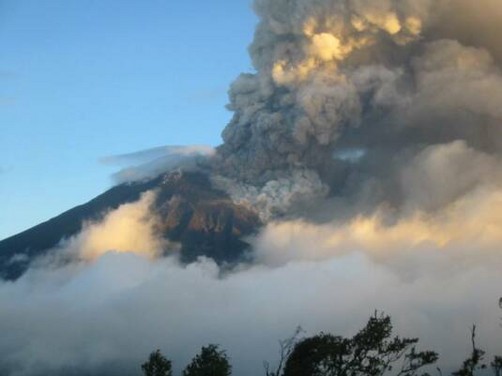 Alerta en Ecuador por la erupción del volcán Tungurahua (Video)