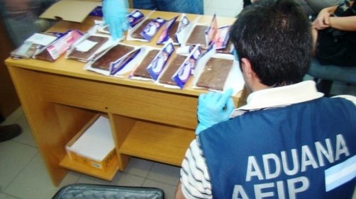 Argentina: Detienen a dos lituanos que intentaron traficar droga oculta en chocolates