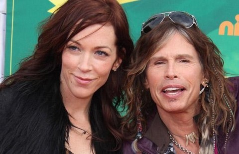 Líder de Aerosmith se casará con su novia 25 años menor que él