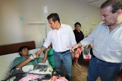Ollanta Humala visitó a pacientes en hospitales de los institutos armados