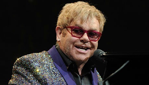 Elton John sufrió acoso incluso después de ser famoso