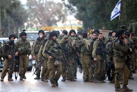 Manifestantes palestinos y soldados israelíes se enfrentan