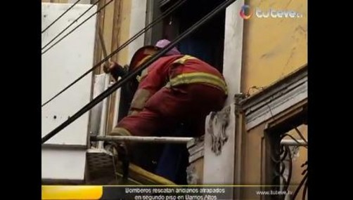 Bomberos rescatan a ancianos atrapados en segundo piso en Barrios Altos