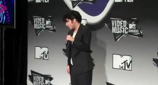 Lady Gaga muestra dedo del medio en los MTV VMA's 2011 (video)